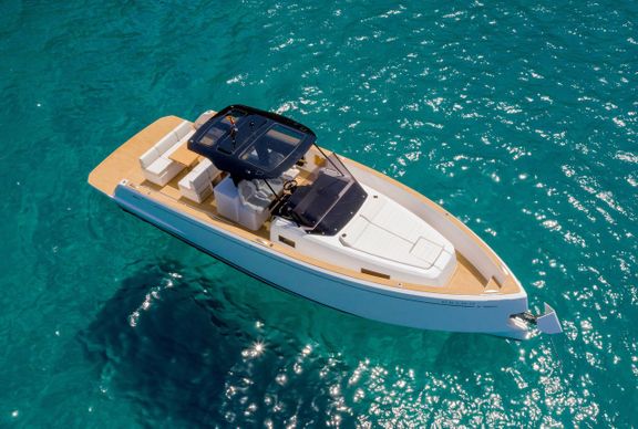 Pardo-38- open-luxury-yacht-tender-charter-easyboats-mallorca-anchorag