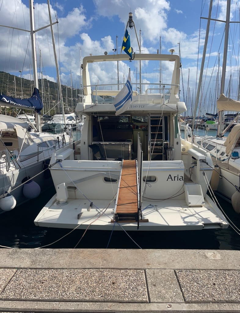 Ferretti 145 vid kaj i Marina degli Aregai nära Sanremo